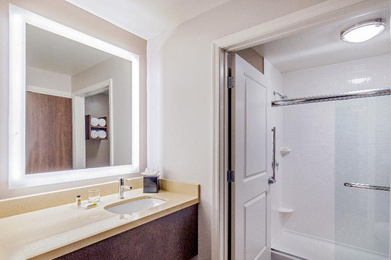 Hotel Staybridge Airport By Ihg