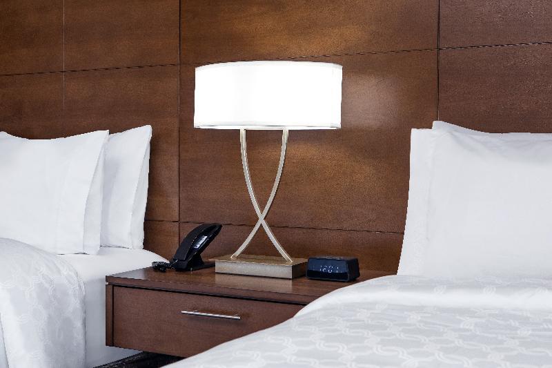 Hotel Staybridge Airport By Ihg 3*